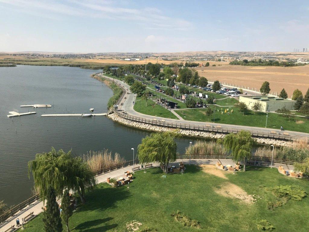 호숫가 피크닉 존 및 카페 주변