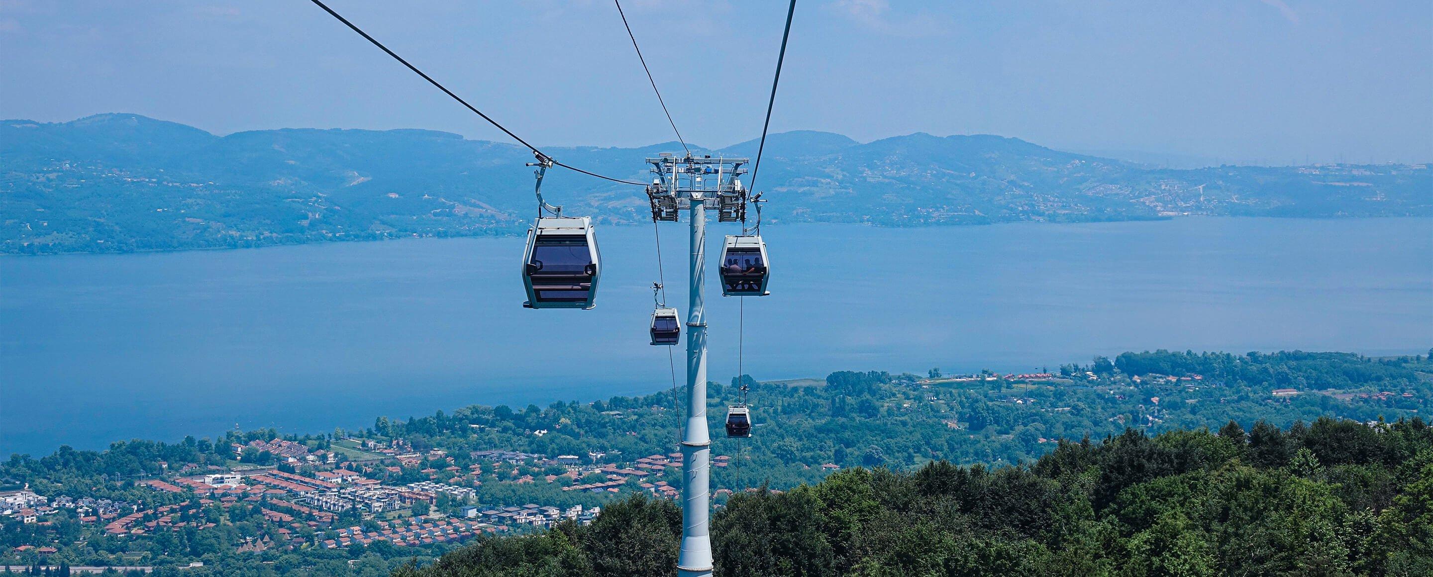 케이블카 캐빈 내부에서 바라보는 사판자 호수 전경