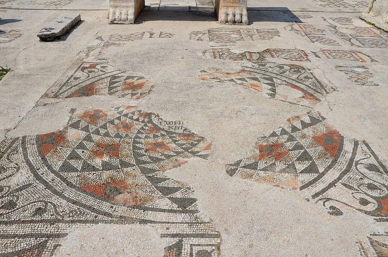 회당 내부 모자이크 바닥