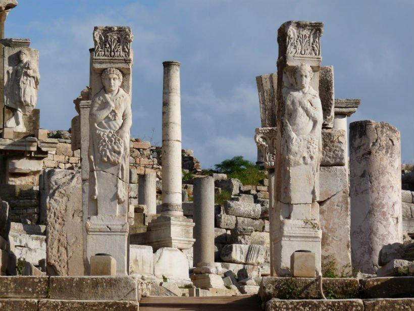 문 아래에서 올려다보는 구도