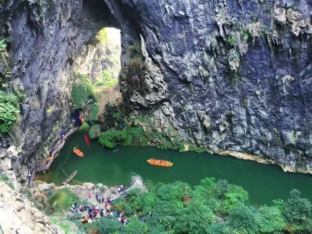 안전 탐방로 끝 지점의 동굴형 공간