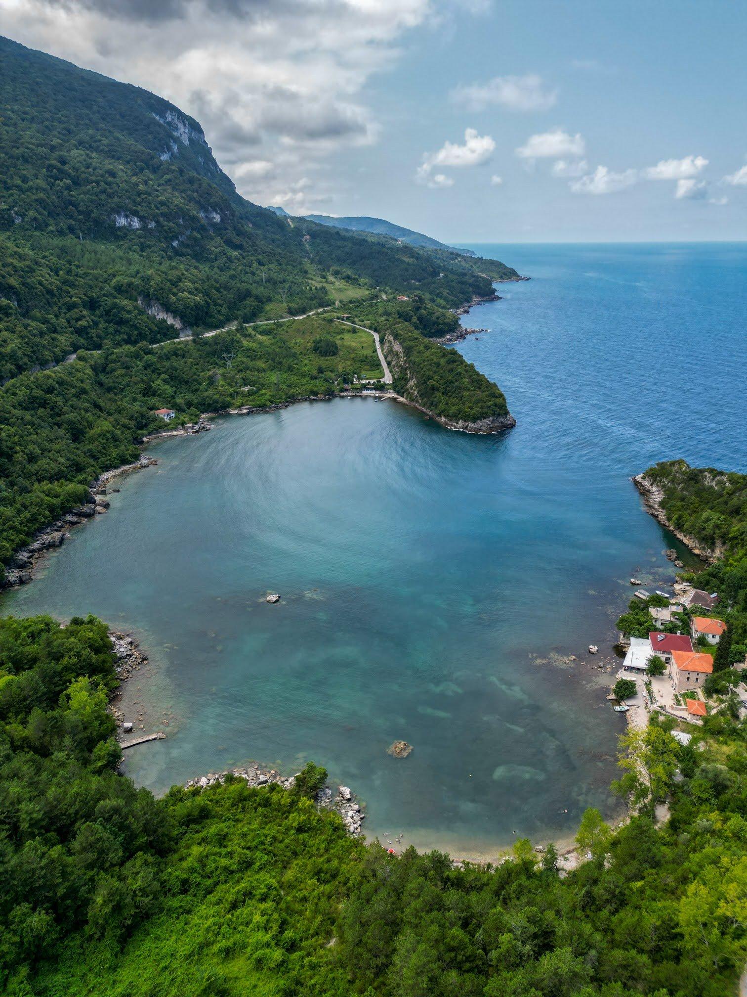 만 안쪽 작은 해변