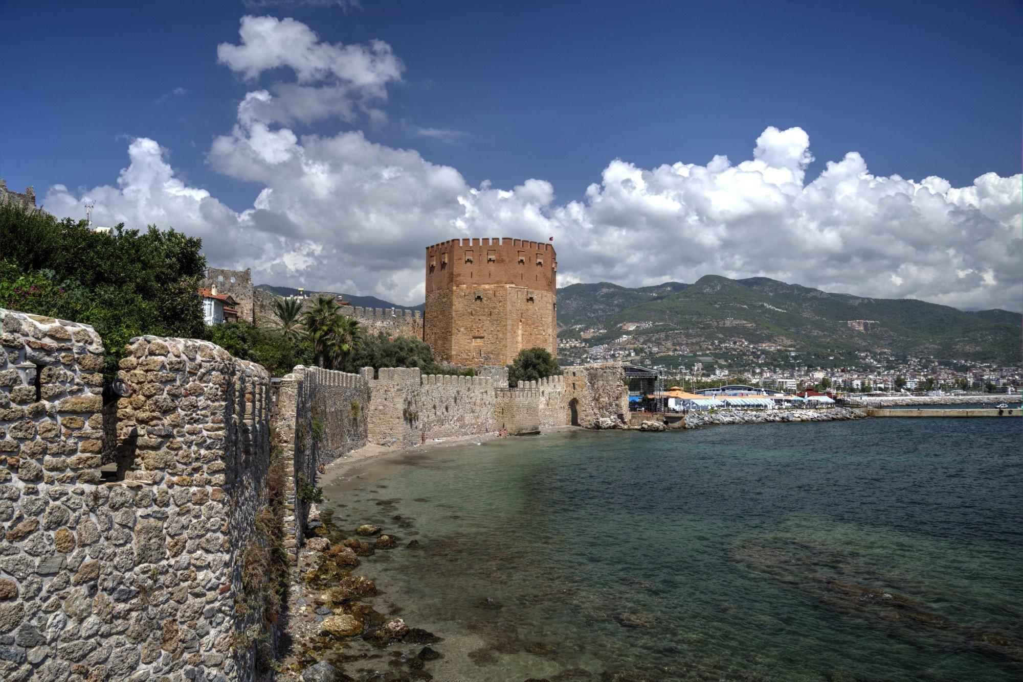 탑 외부 (바다 또는 항구 쪽에서 바라본 모습)