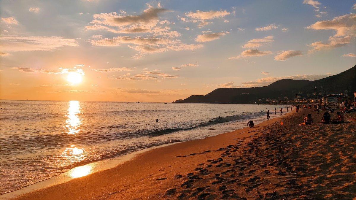 일몰 시 해변 풍경