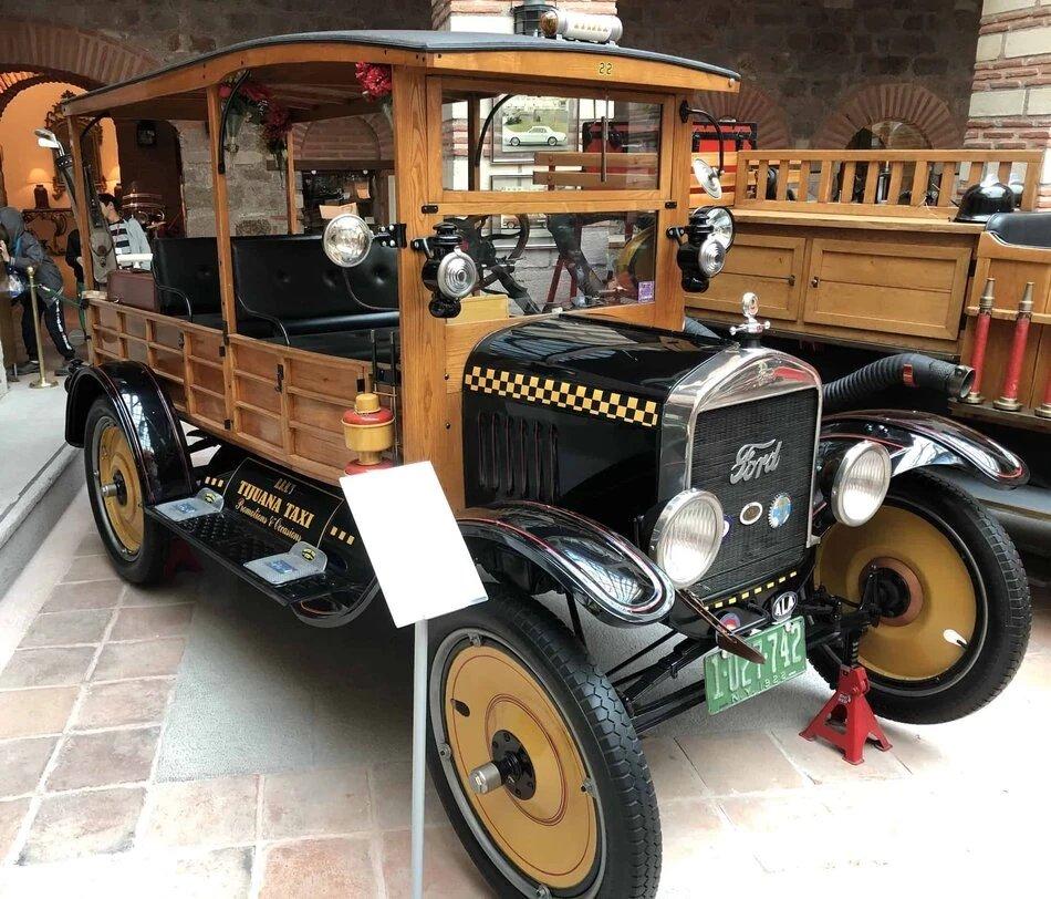 클래식 자동차 전시 구역