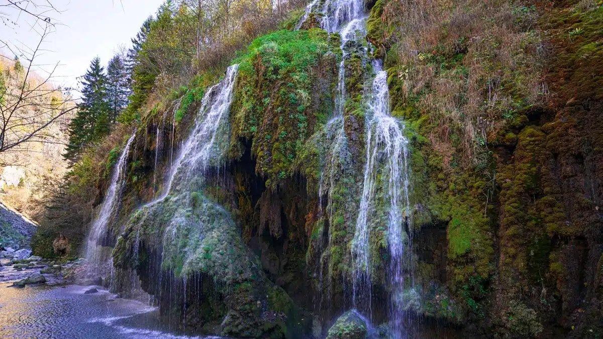 폭포 하단 나무 다리 위
