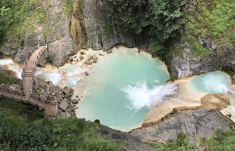 폭포 상단 진입로 부근