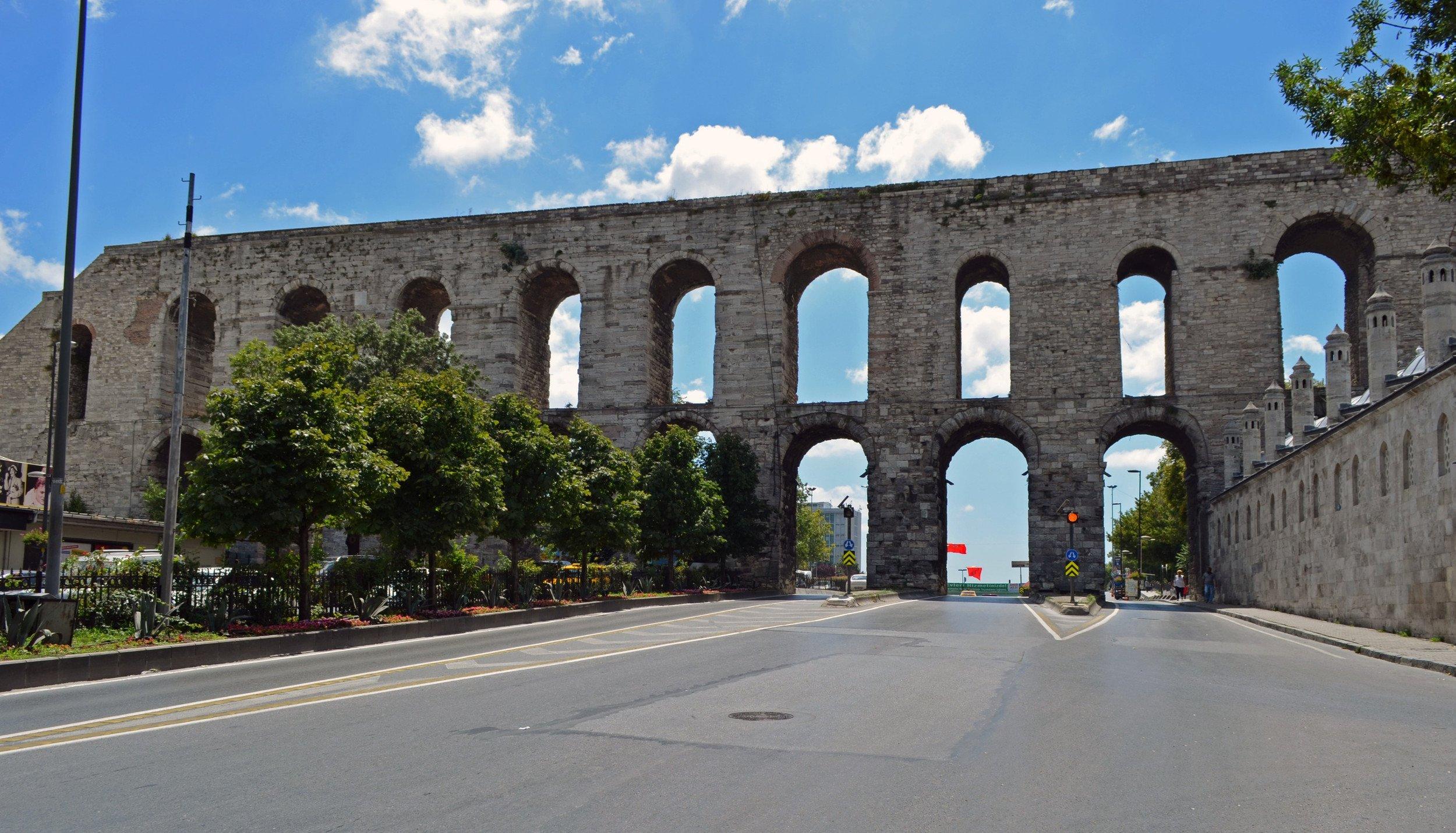 수도교 아치 아래 아타튀르크 대로변