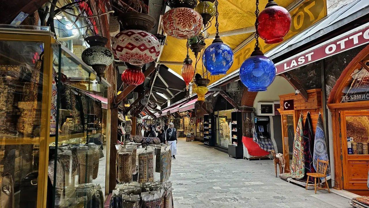 형형색색의 터키 전통 상품 진열대