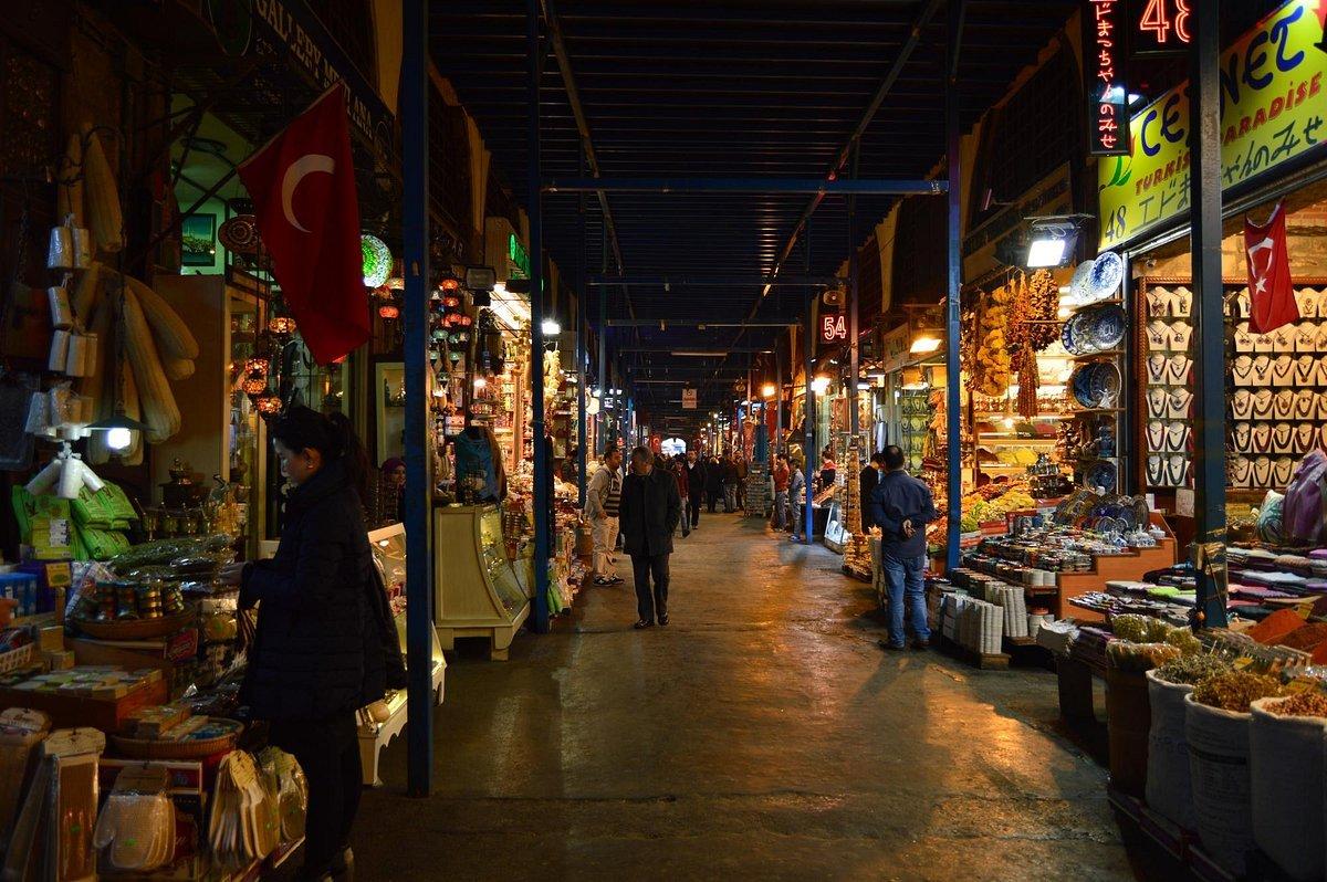 바자르 골목과 아치형 구조물