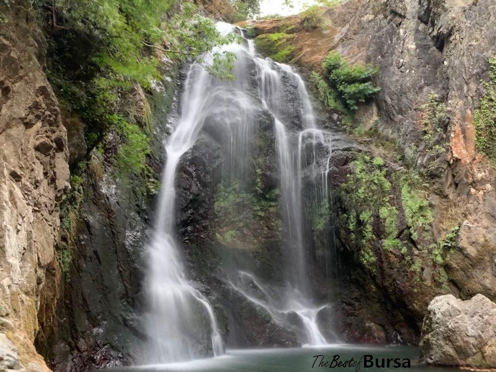 폭포 하단 계곡 바위