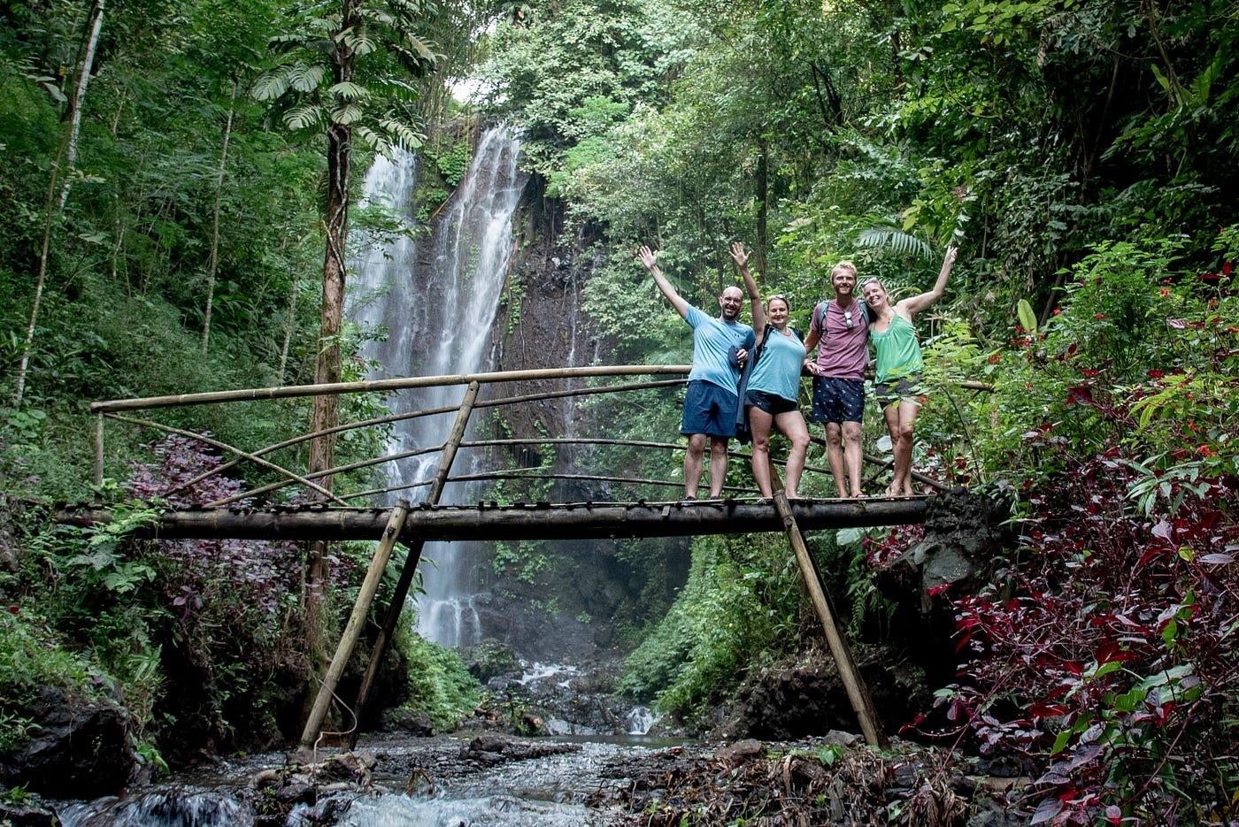 폭포 전망 나무다리