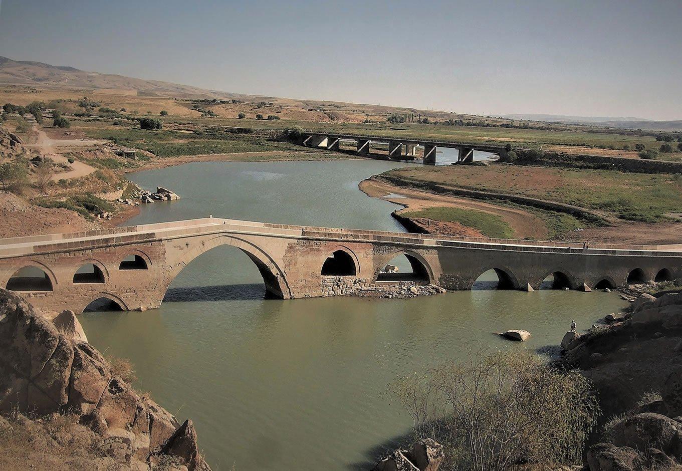 체슈니기르 다리 위