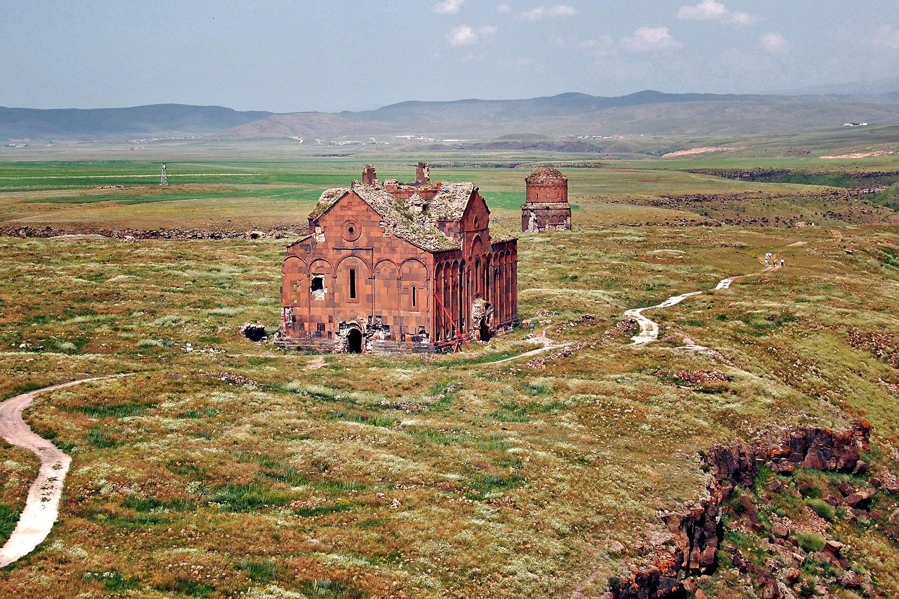 아니 대성당과 주변 평원