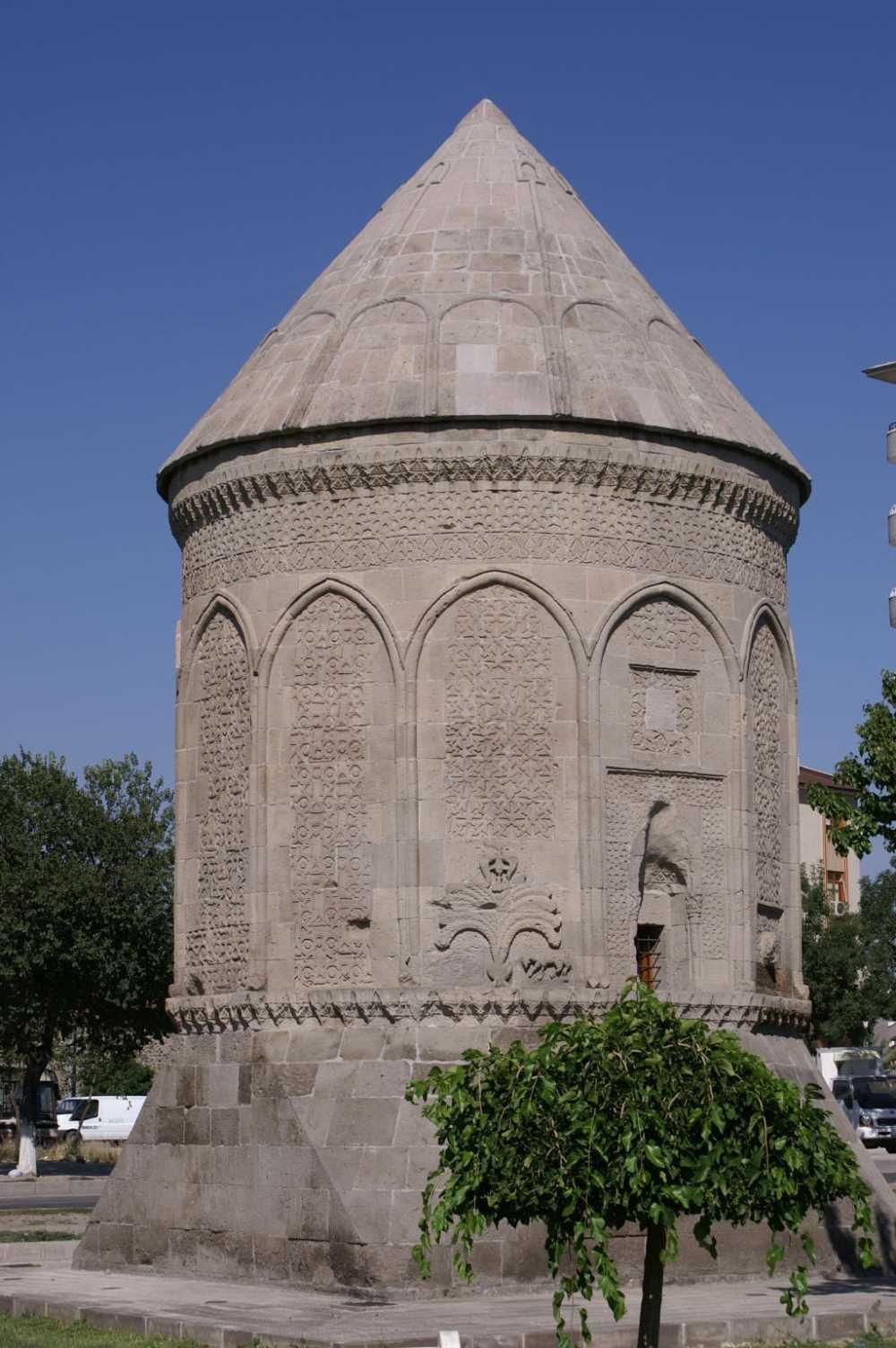 🕌 회전하는 무덤(되네르 쿰벳)