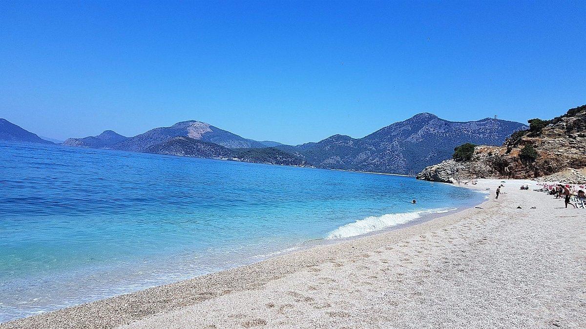 해변 양쪽 절벽 또는 바위 근처