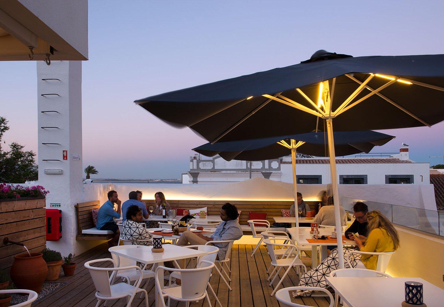 루프탑 바에서의 여유로운 모습