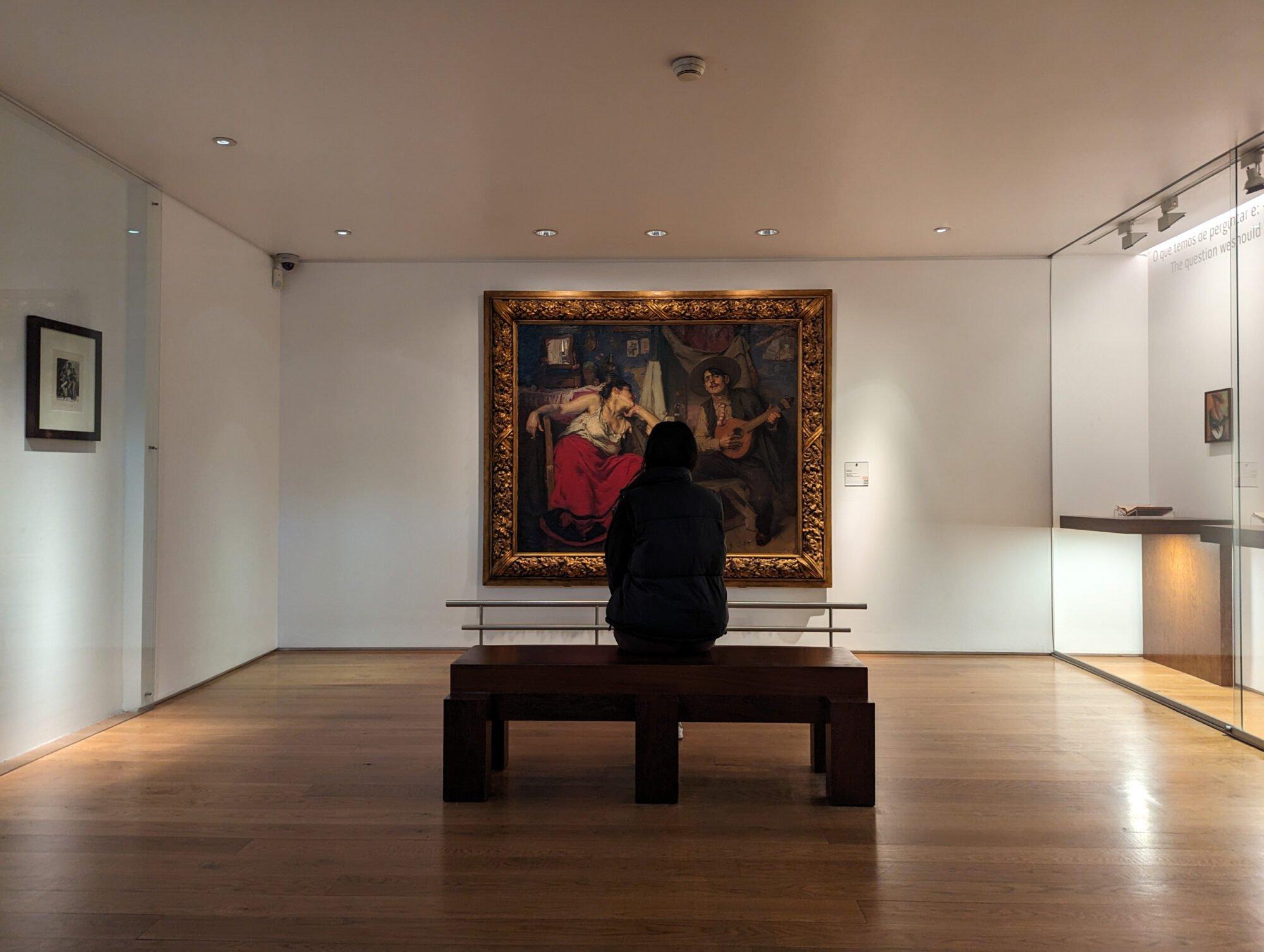 파두 관련 예술 작품 앞