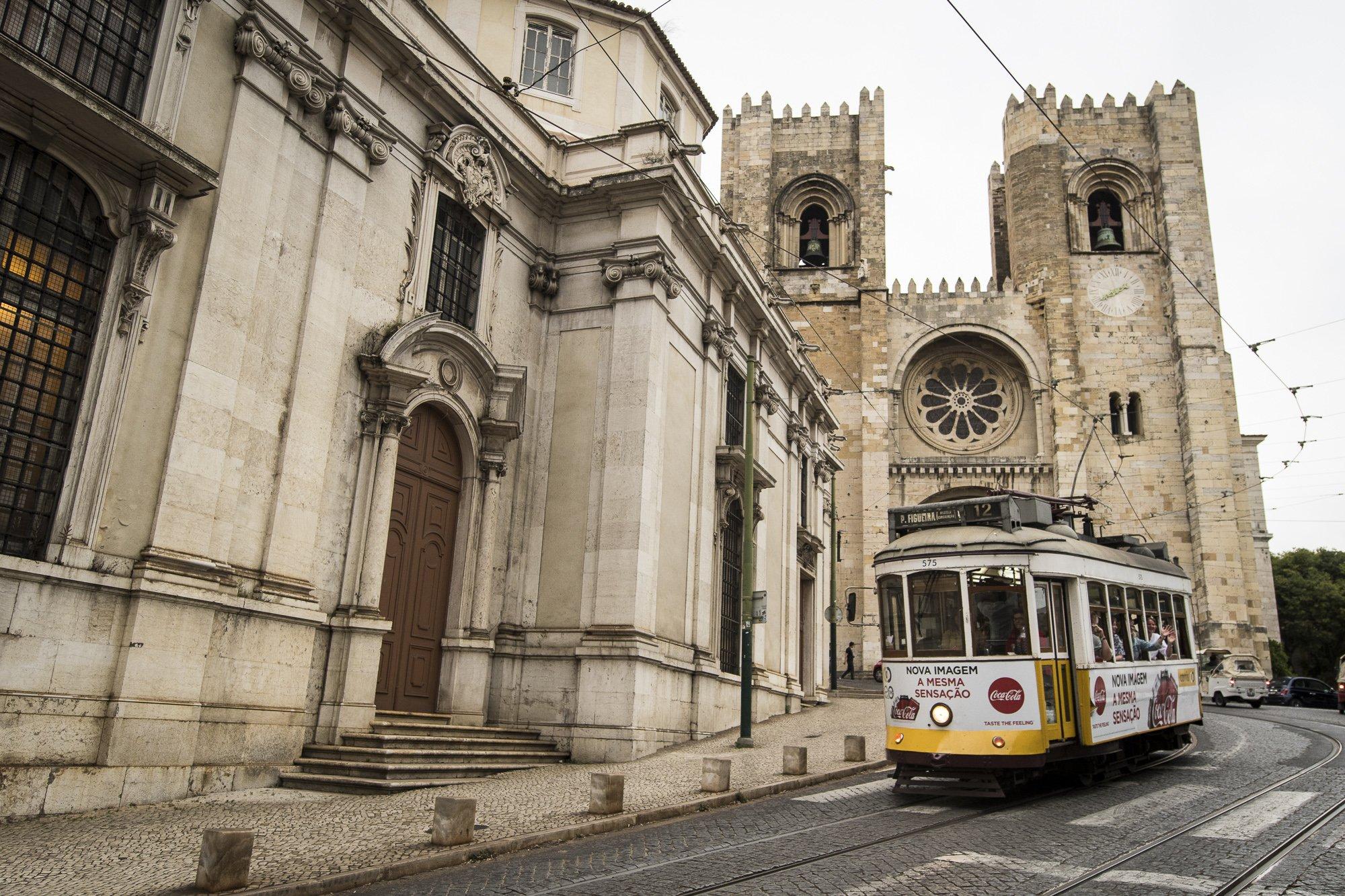 대성당 정면과 28번 트램