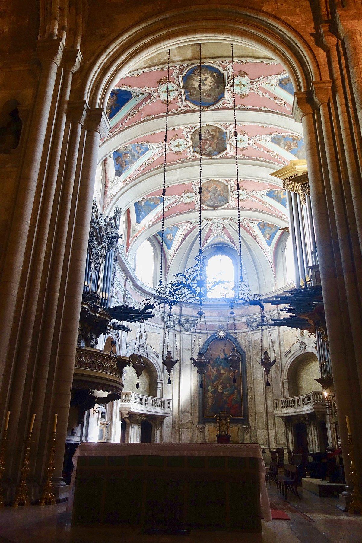 내부 중앙 통로에서 바라본 제단과 장미창