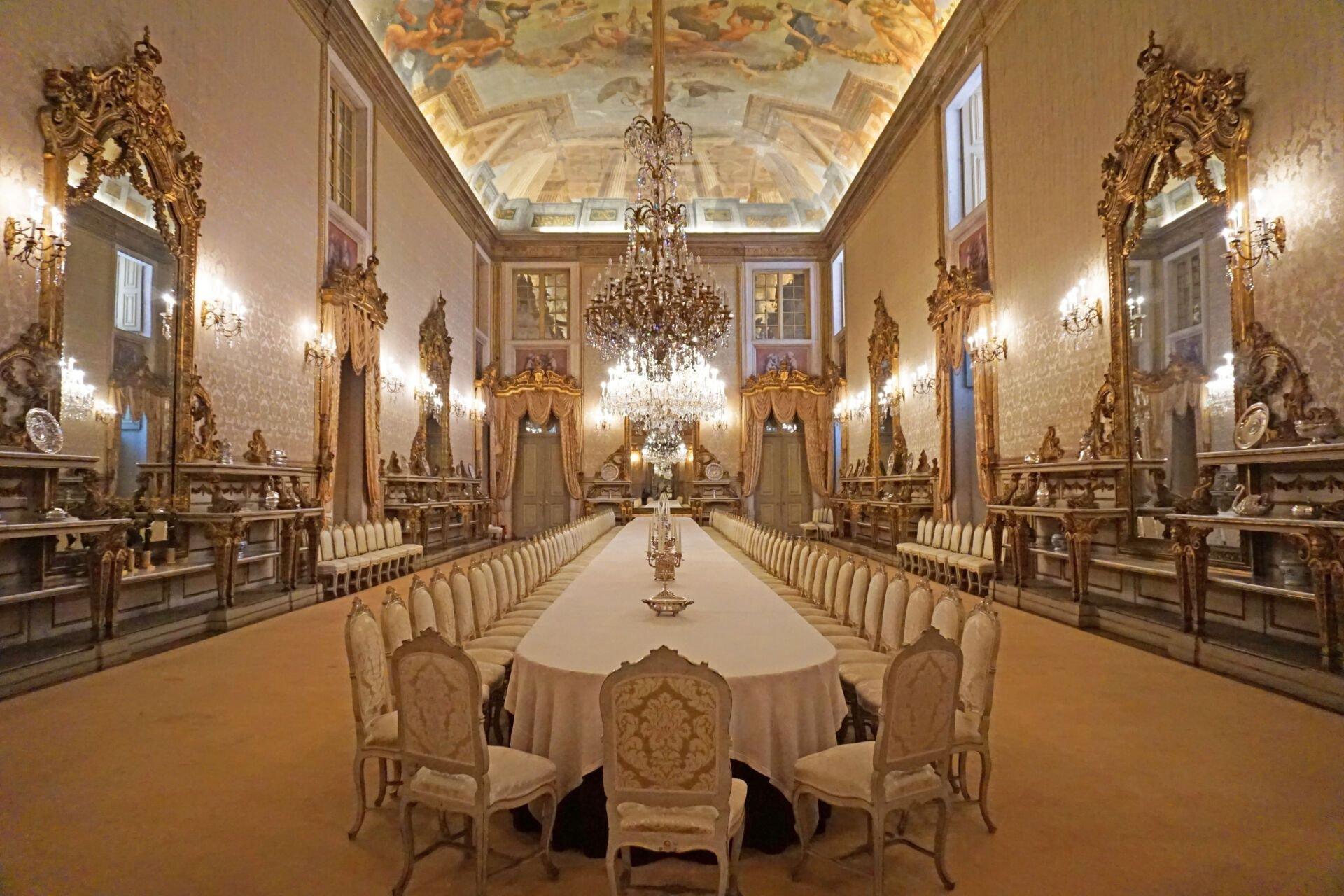 대기실 (Grand Waiting Room) 또는 각 방의 화려한 내부