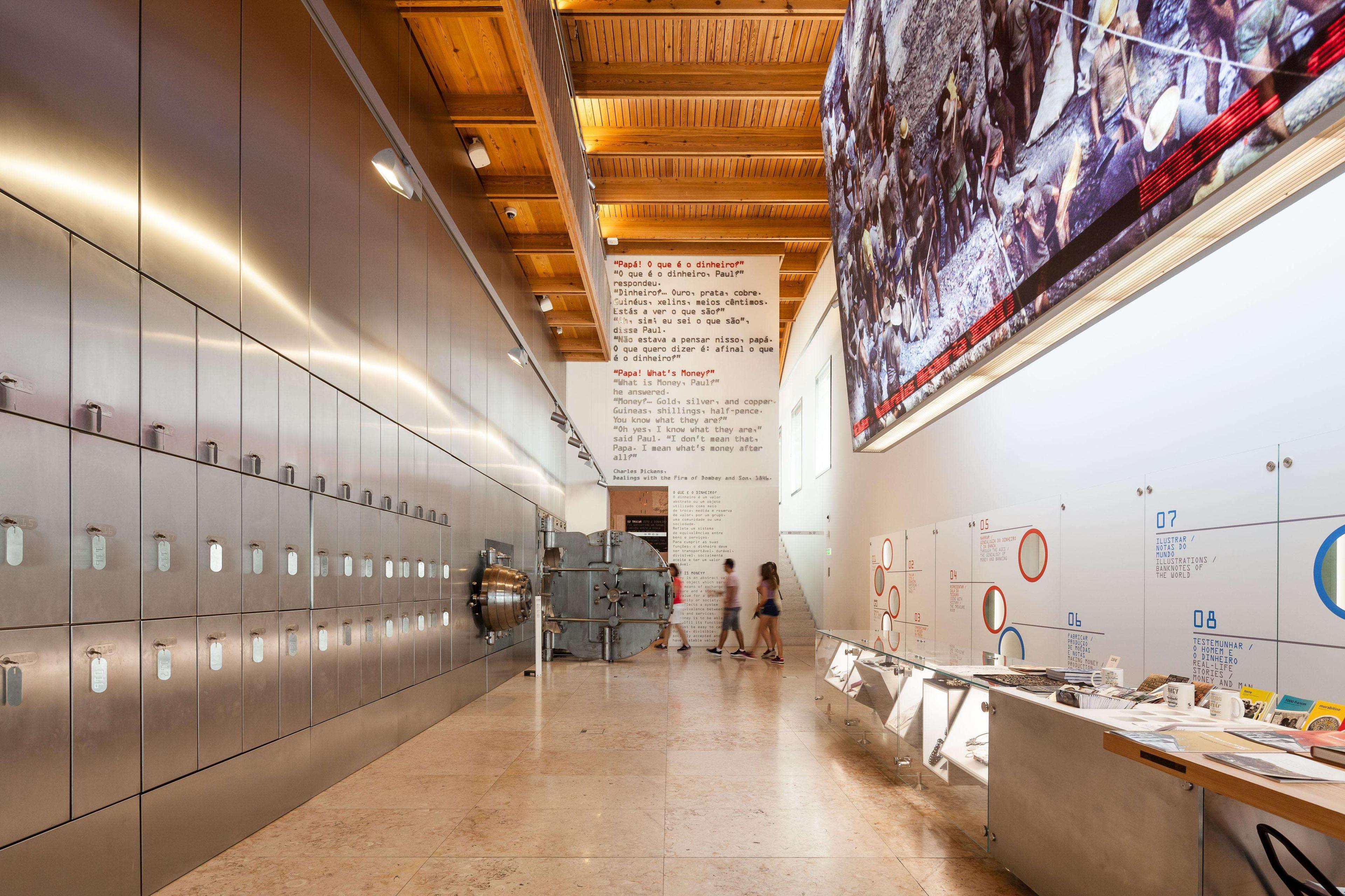 금고 문 및 내부