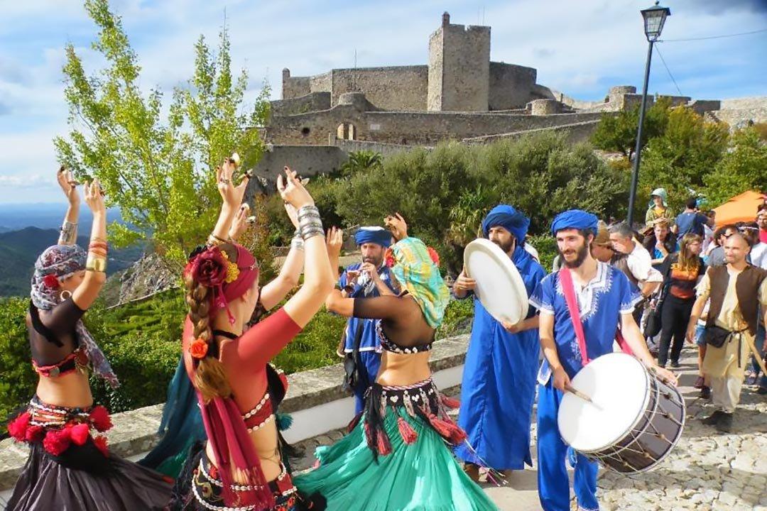 알모사사 축제의 중세 복장 퍼레이드