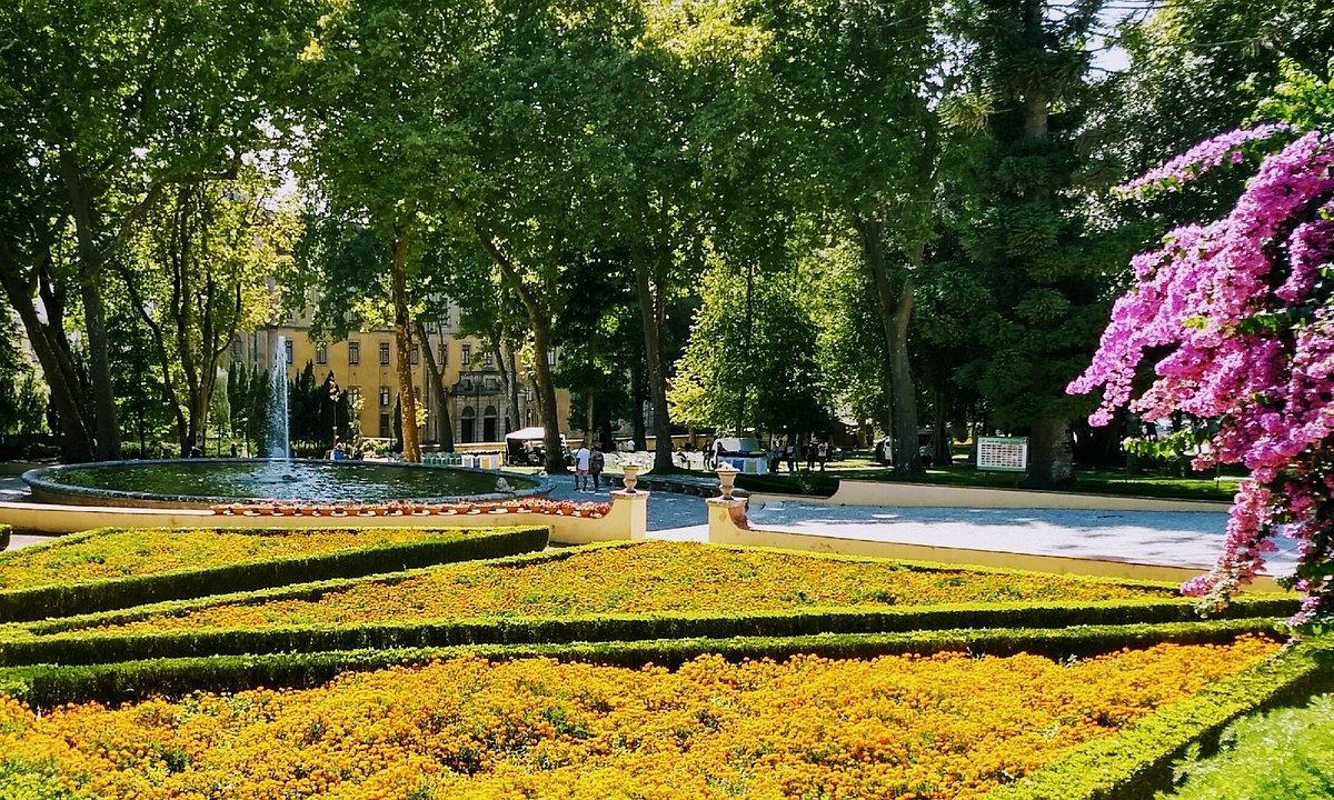 정원 입구 화단 및 분수