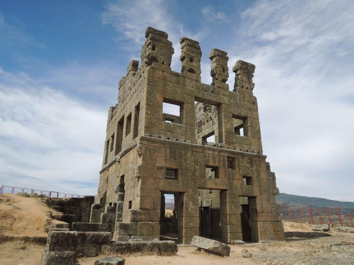 발굴된 빌라 유적과 탑