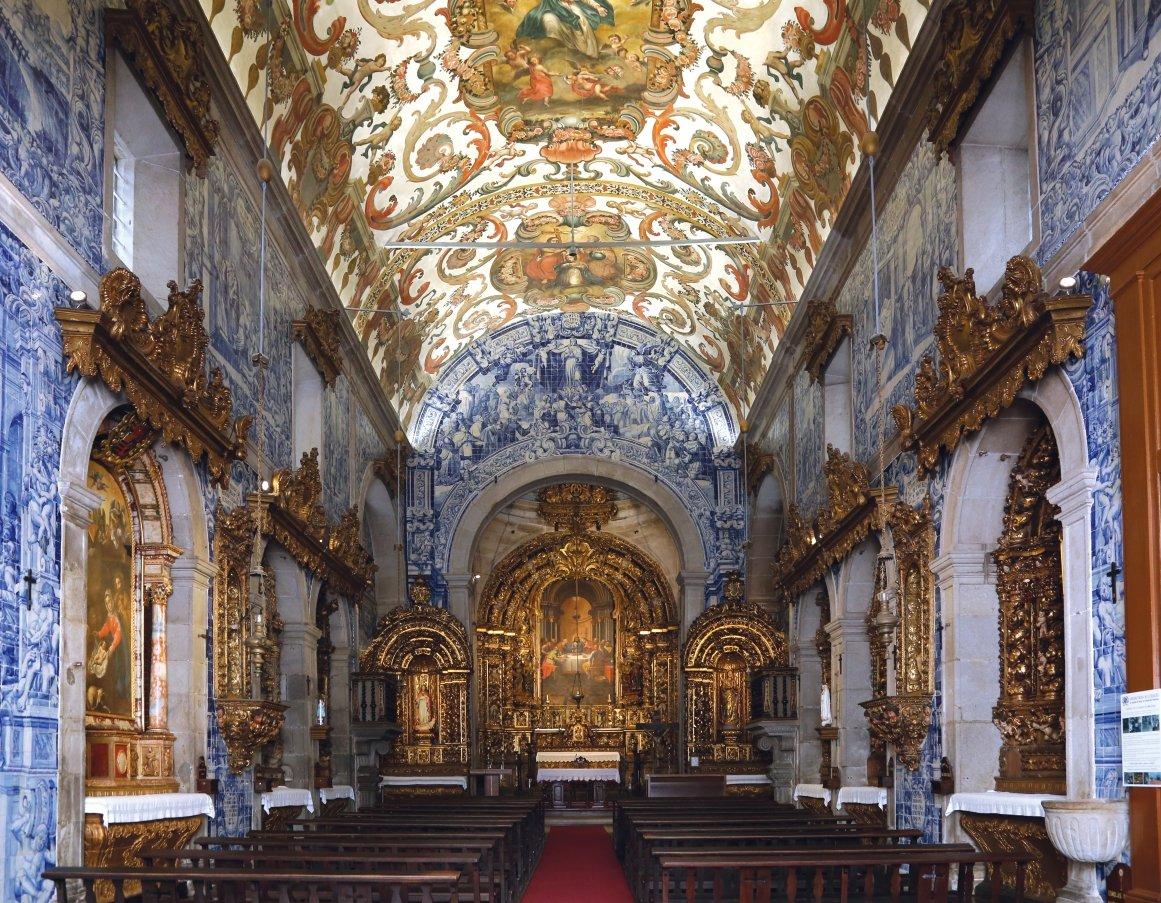 대성당 내부 중앙 제단 또는 스테인드 글라스 창문 앞