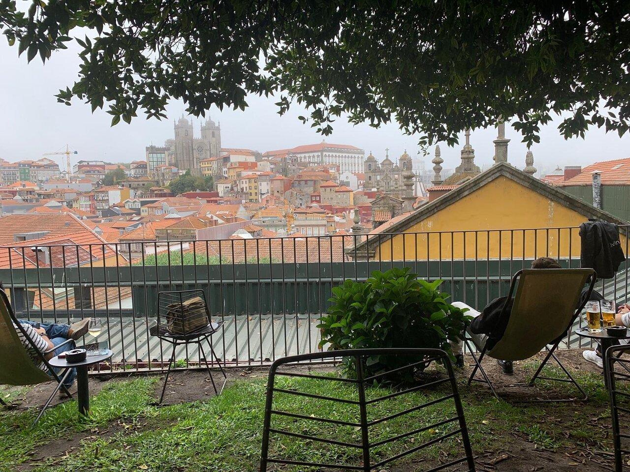 루프탑 플로레스에서 DJ 공연을 즐기는 사람들