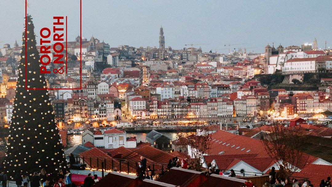 WOW 중앙 광장의 대형 크리스마스 트리와 회전목마