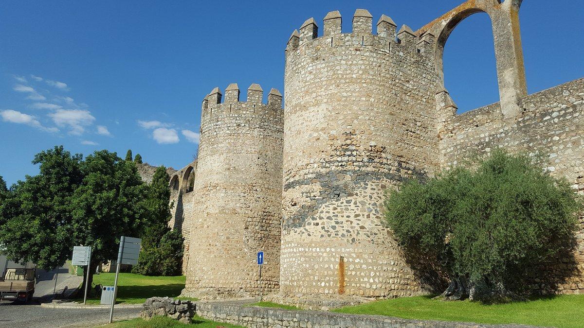 무너진 탑이 있는 성 입구