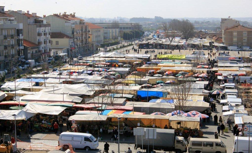 🛍️ 에스피뉴 주간 시장(페이라 세마날 드 에스피뉴)