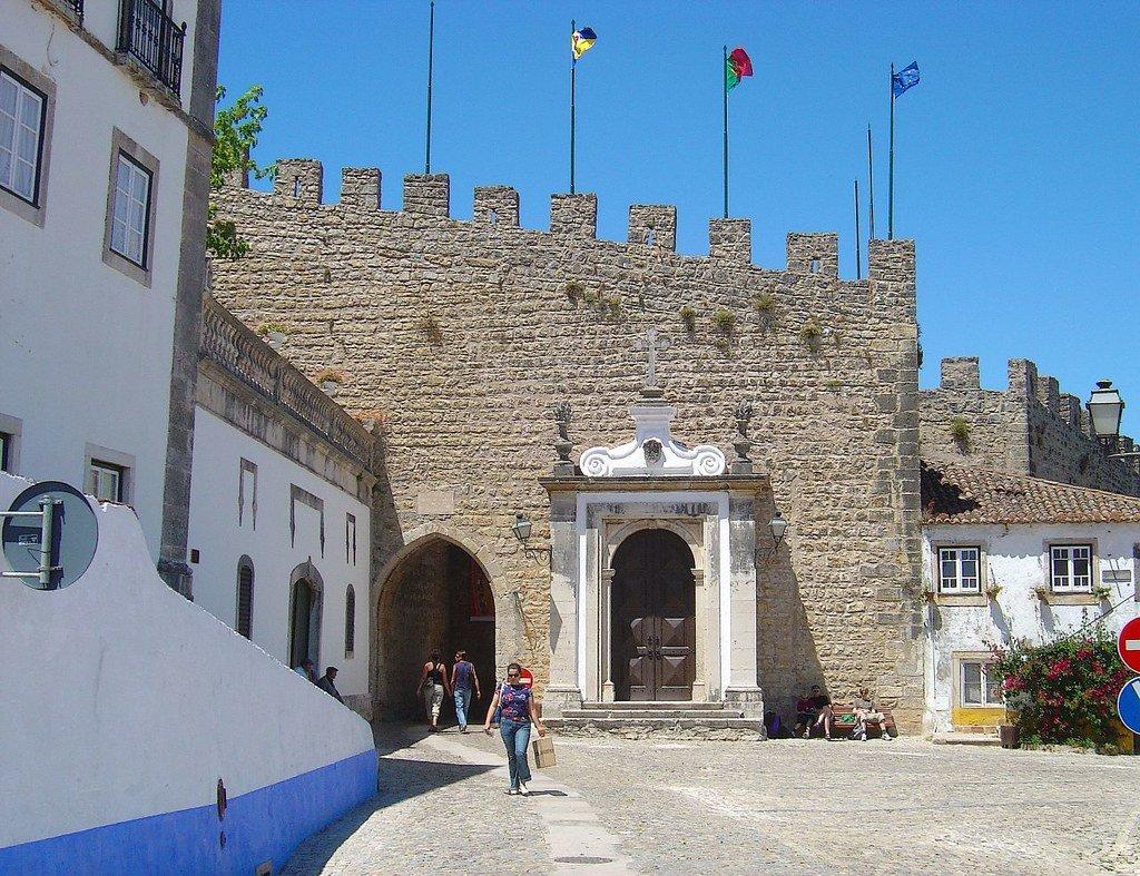 문을 통과하며 보이는 마을 풍경