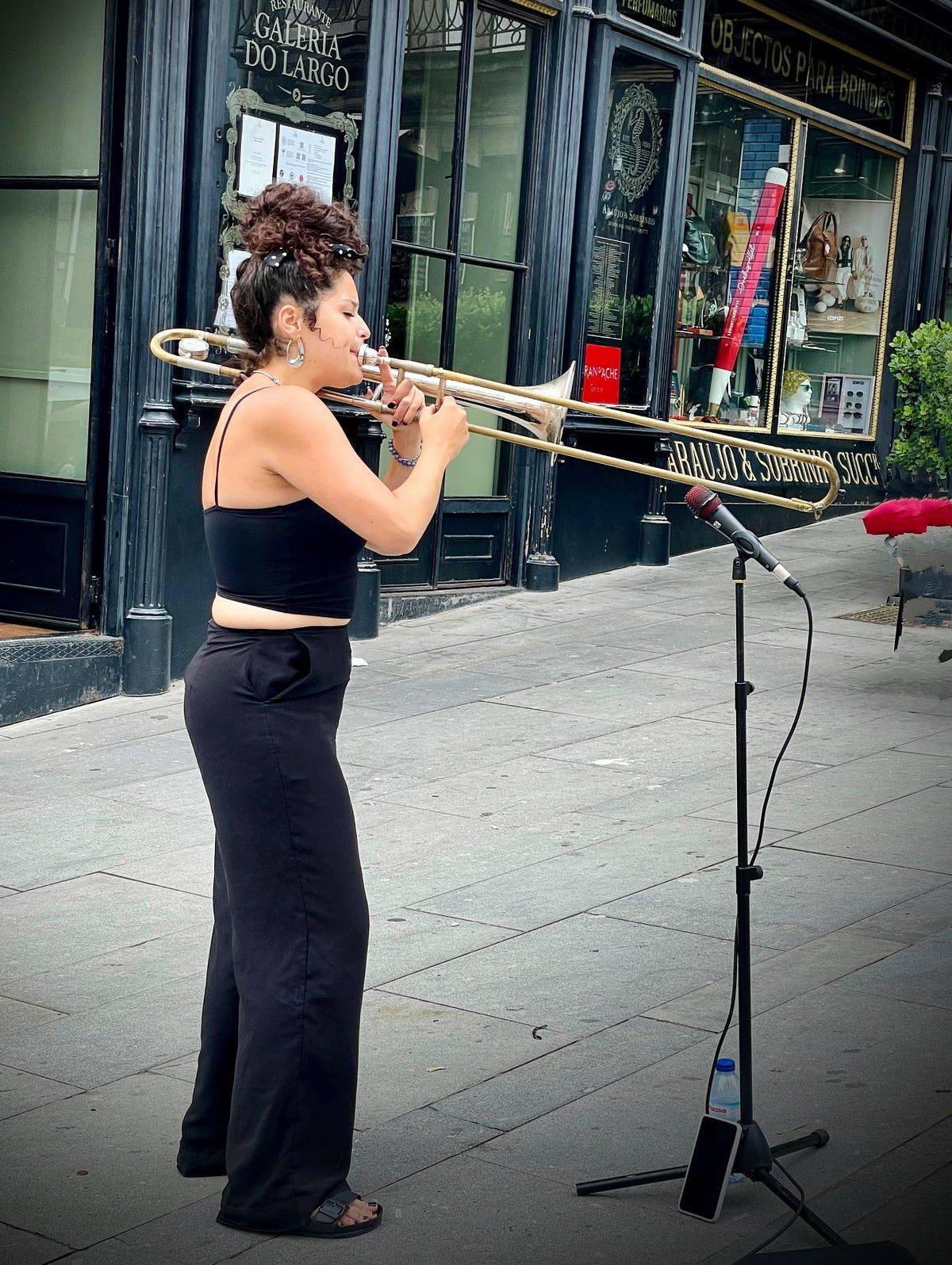 거리 음악가 공연 모습 (해당 시)