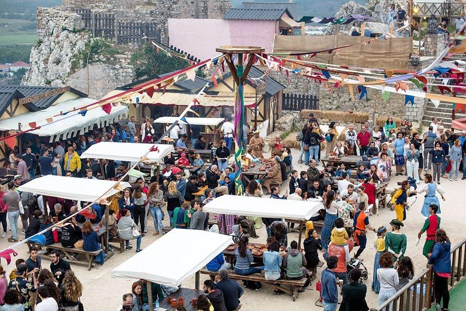 오비두스 중세 시장 축제 모습