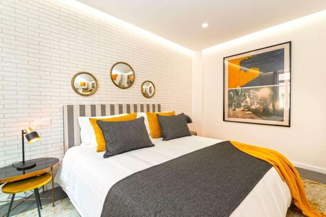 내부의 화려한 방과 클로이스터