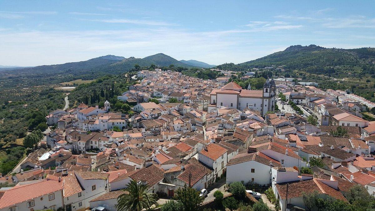 성곽 외부에서 바라보는 성의 전경