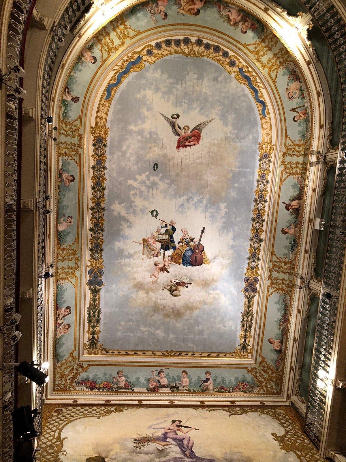 섬세한 천장화 아래