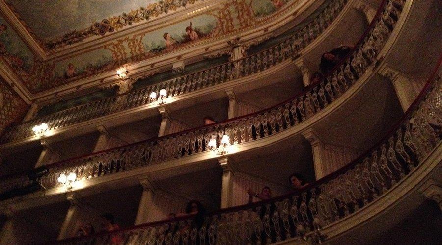 고풍스러운 박스석 내부 또는 입구