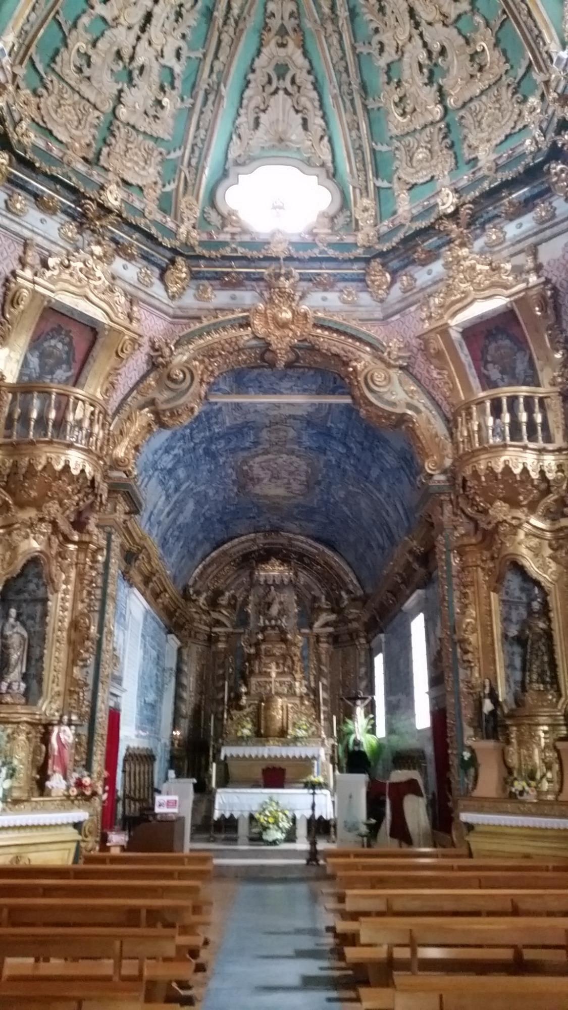 성당 내부 중앙 제단 앞