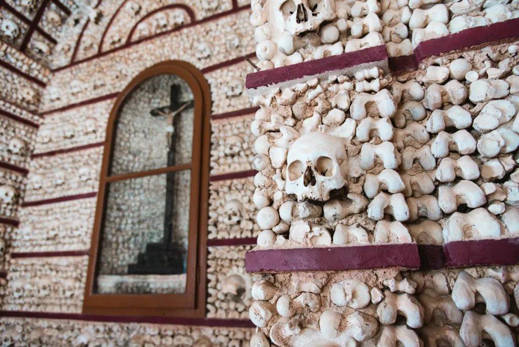 안뜰의 납골 예배당 입구