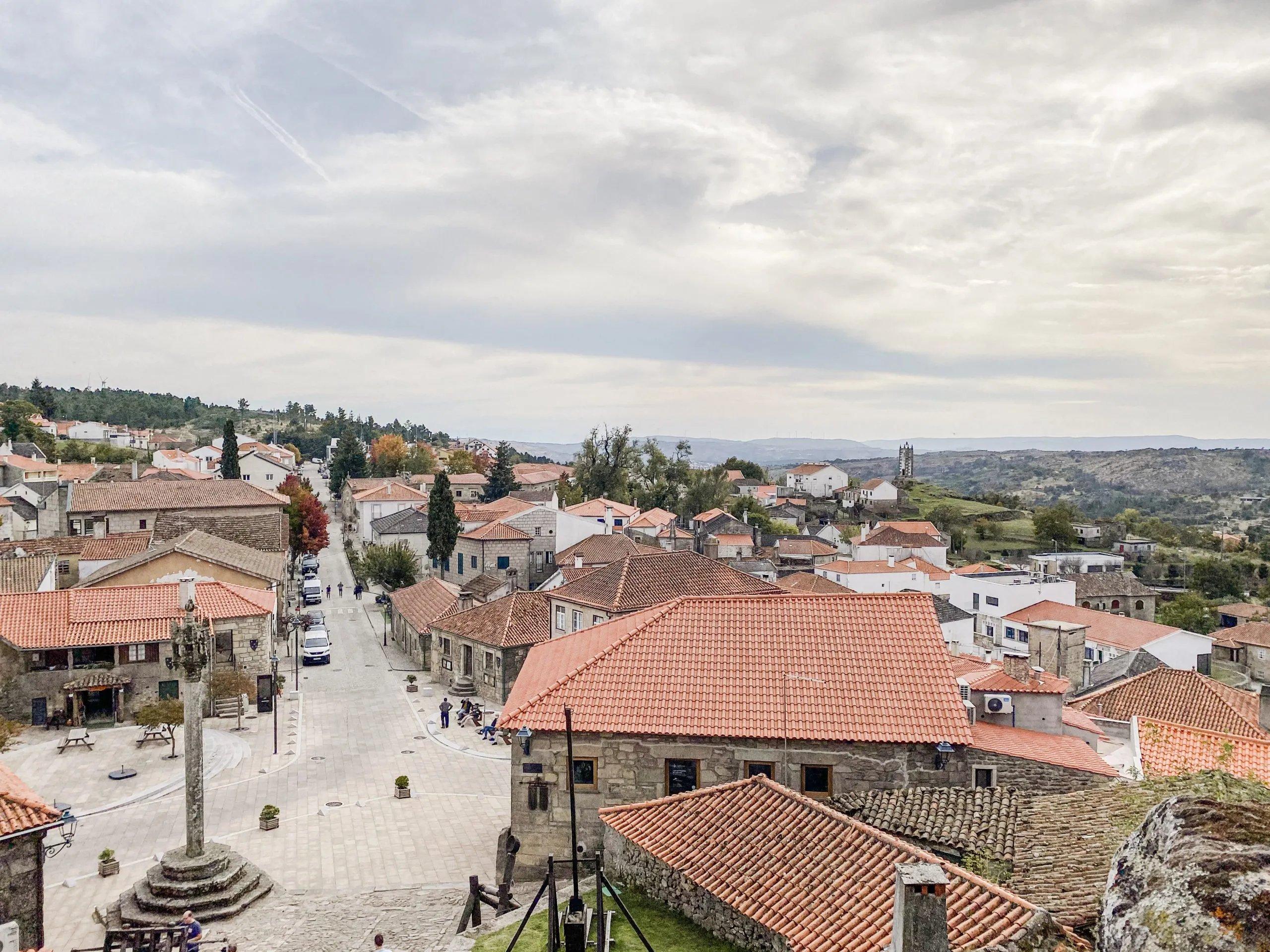 성벽 위에서 내려다보는 페네도누 마을과 주변 풍경