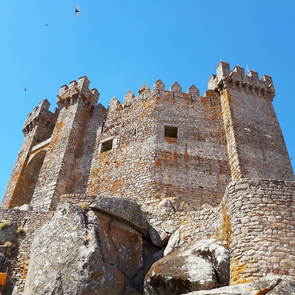 남서쪽 입구의 두 탑과 아치형 문