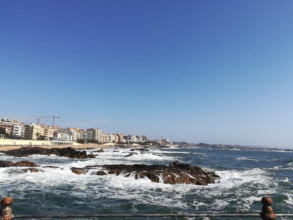 일몰 시 해안 산책로