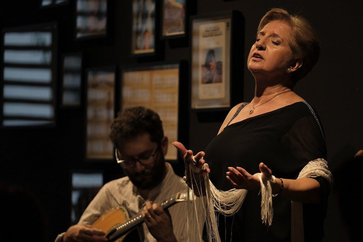 촛불과 함께하는 공연장 내부