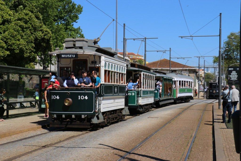 포르투 시내를 행진하는 빈티지 트램들