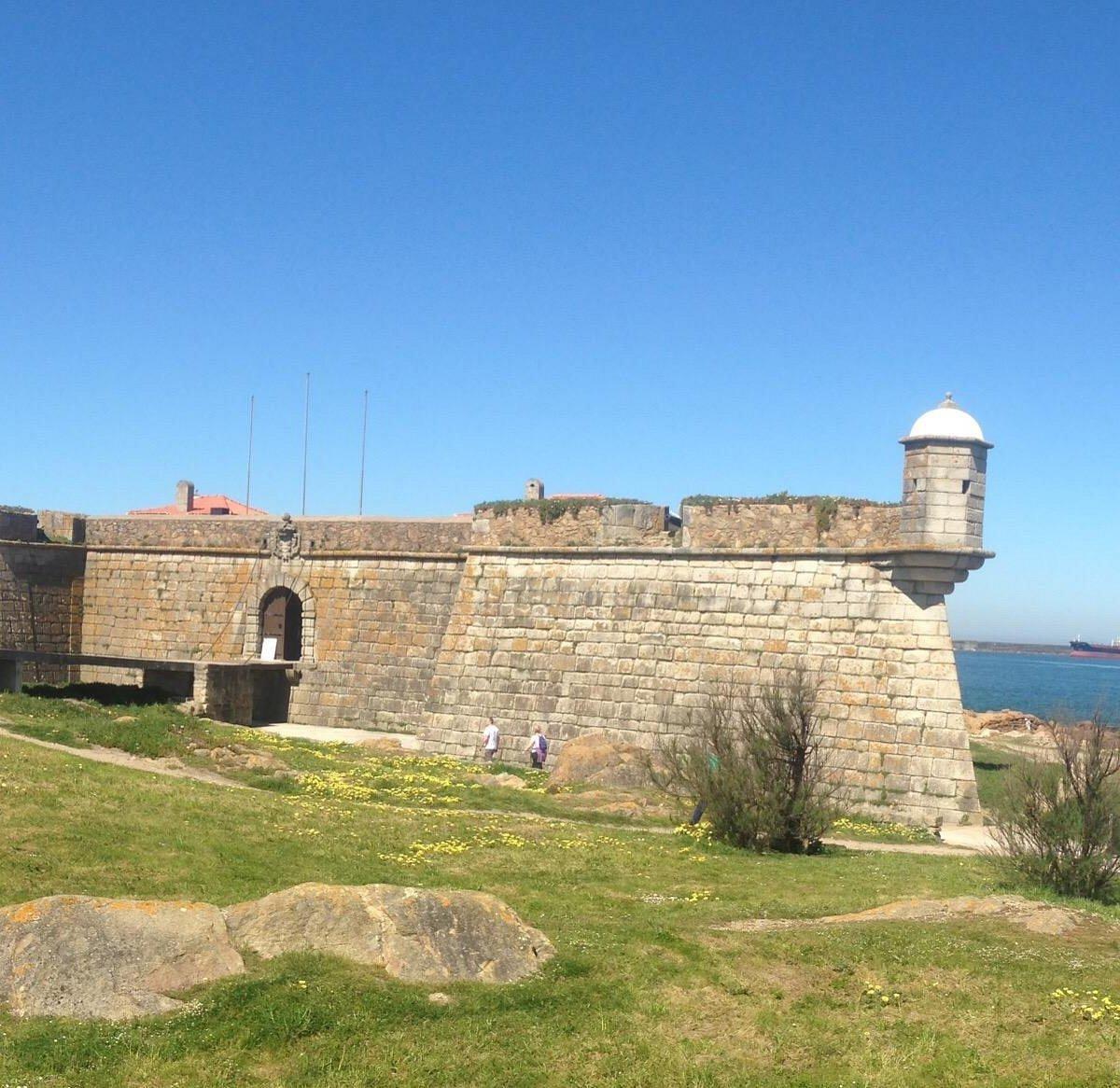 요새 외부 (치즈 바위와 함께)