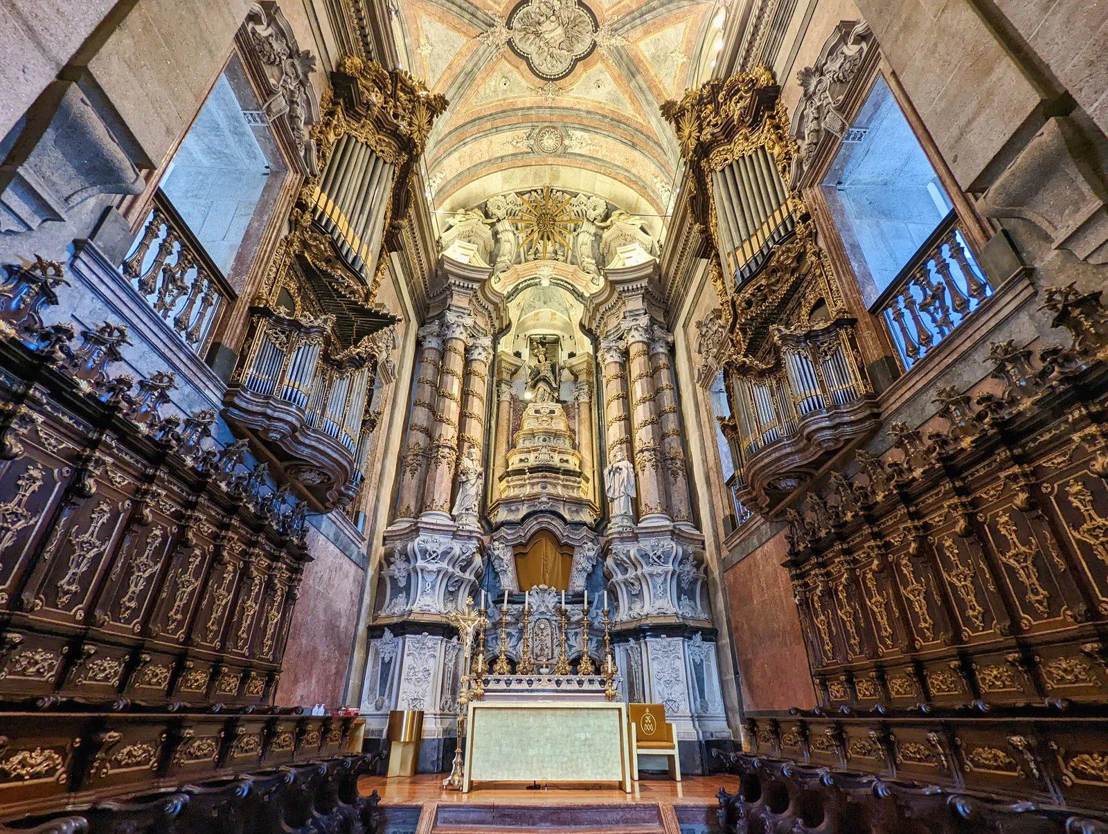 성당 내부 (2층 복도 또는 중앙 제단)